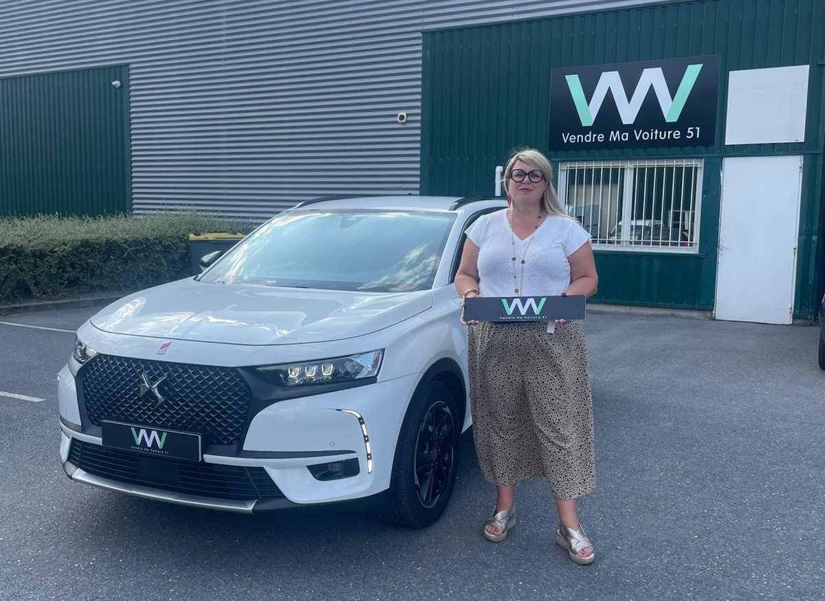 Cliente satisfaite avec sa voiture